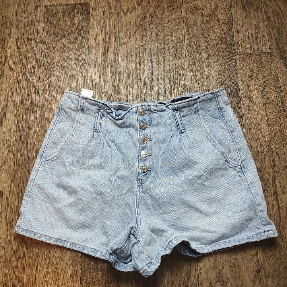 American Eagle pleated waist shorts light denim Women's Size 14